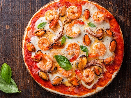 Домашна вкусна пица с морски дарове фрути ди маре - снимка на рецептата